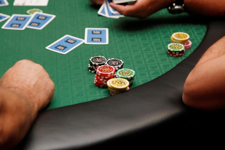 Les mains de départ au poker