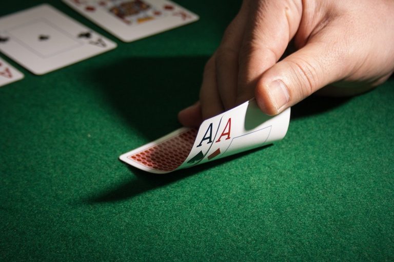 Connaître les subtilités de la stratégie de poker en ligne