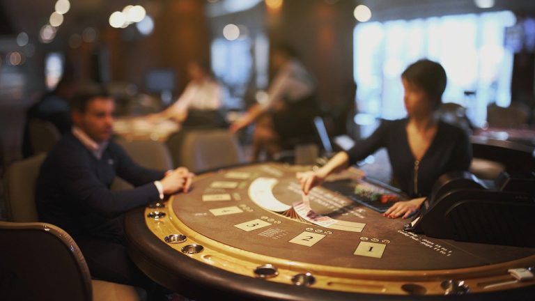 Comment construire une carrière de poker en ligne ?