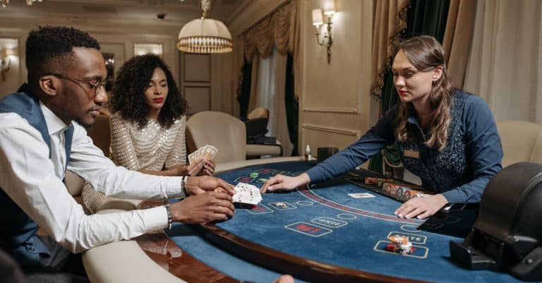 Comment les joueurs de poker experts optimisent-ils leur collecte d&rsquo;information ?