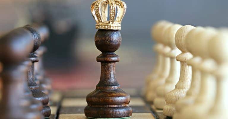 Comment optimiser sa stratégie pour les tournois flopped nuts progressive knockout ?