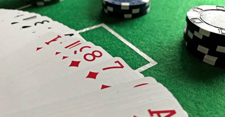 Quelles sont les stratégies utilisées par les joueurs de poker habiles pour maîtriser les check-raises et le slow play ?