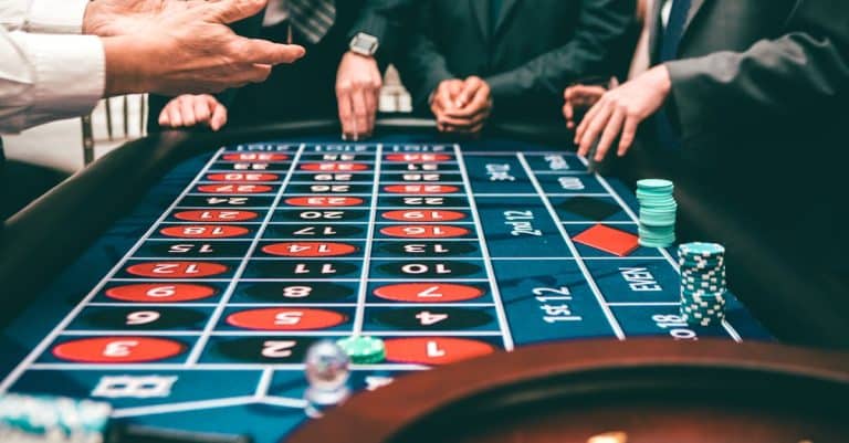 Quelles sont les stratégies utilisées par les joueurs de poker virtuoses pour maîtriser l’art du resteal ?