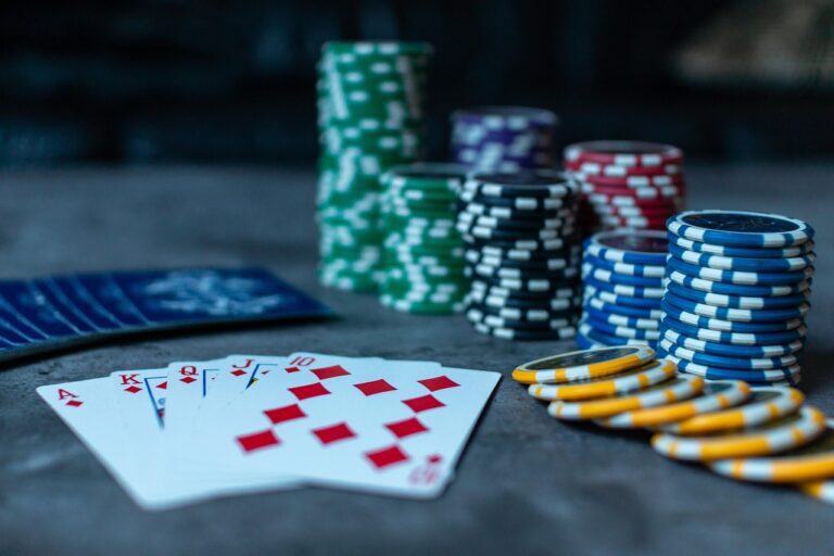 Quelle est la meilleure stratégie de semi-bluff à adopter sur des tirages ?