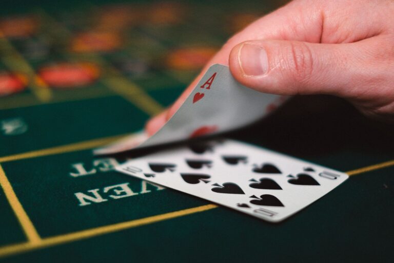 Quelle stratégie adopter en fonction de sa position à la table ?