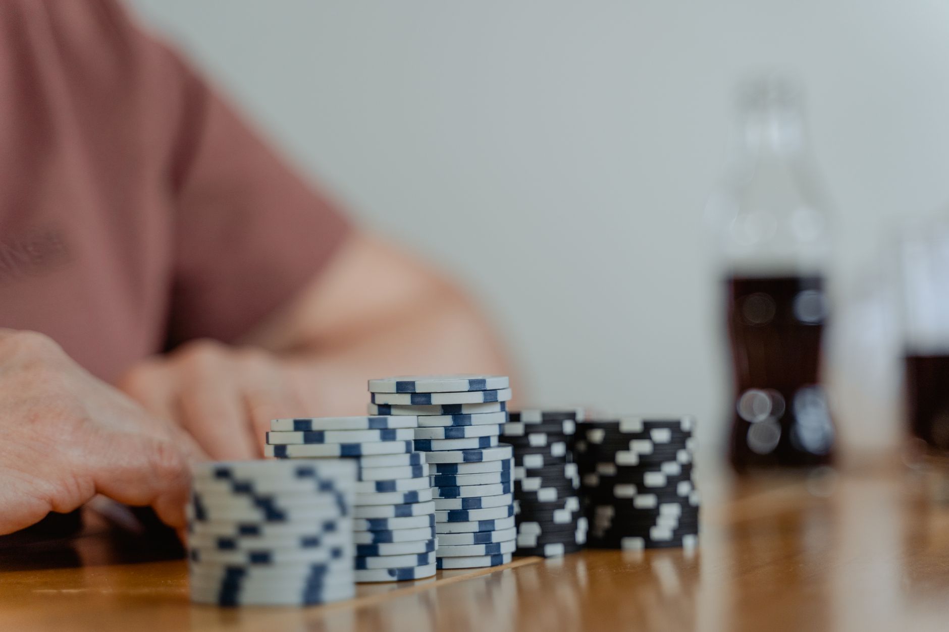 Comment utiliser la stratégie des semi-bluffs avec des tirages pour maximiser ses gains au poker ?