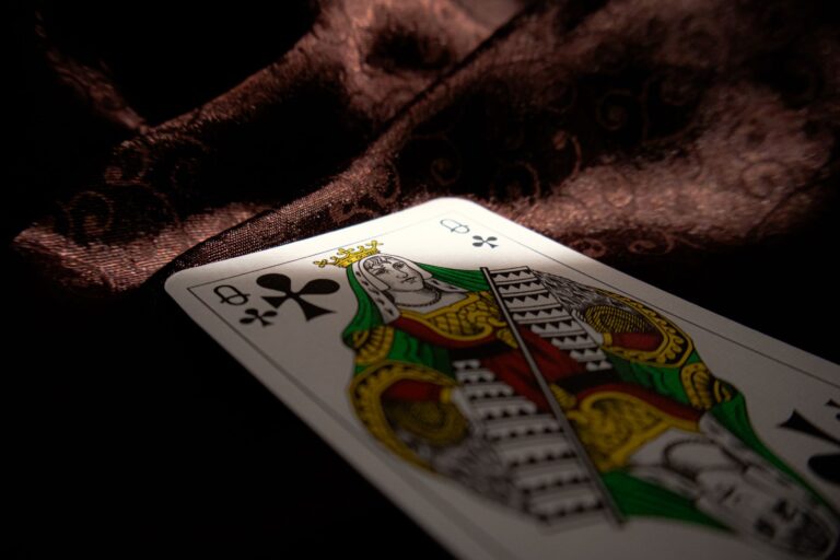 Quelle est la stratégie de base pour jouer en début de tournoi ?