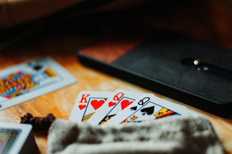 Quelles sont les stratégies adoptées par les joueurs de poker agressifs ?