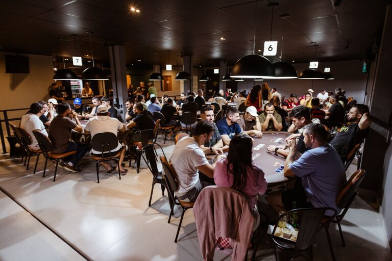 Quelles sont les stratégies employées par les joueurs de poker agressifs ?