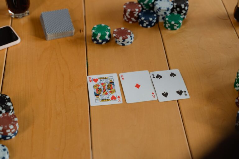 Quelles sont les stratégies des joueurs de poker serrés ?