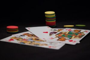 Pourquoi la stratégie de gestion du tapis est-elle si essentielle en tournoi ?