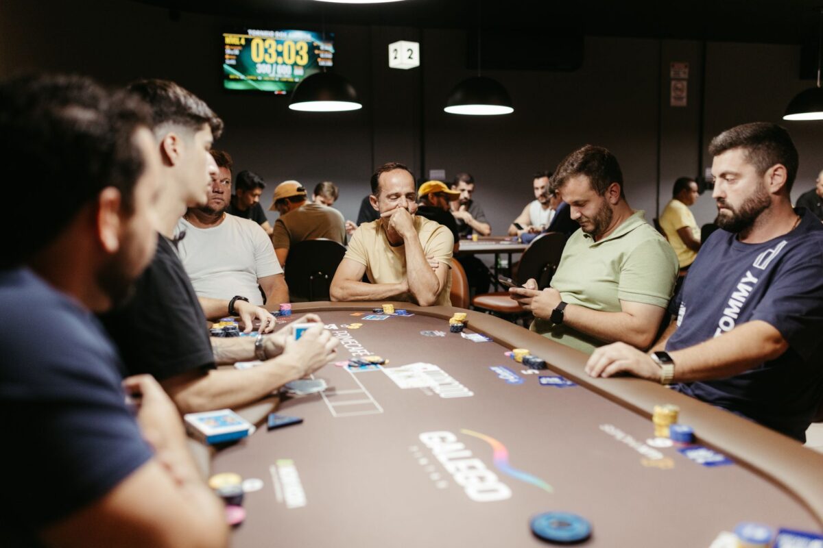 Une table de poker à petites mises se juge dès l’arrivée, avant la première main