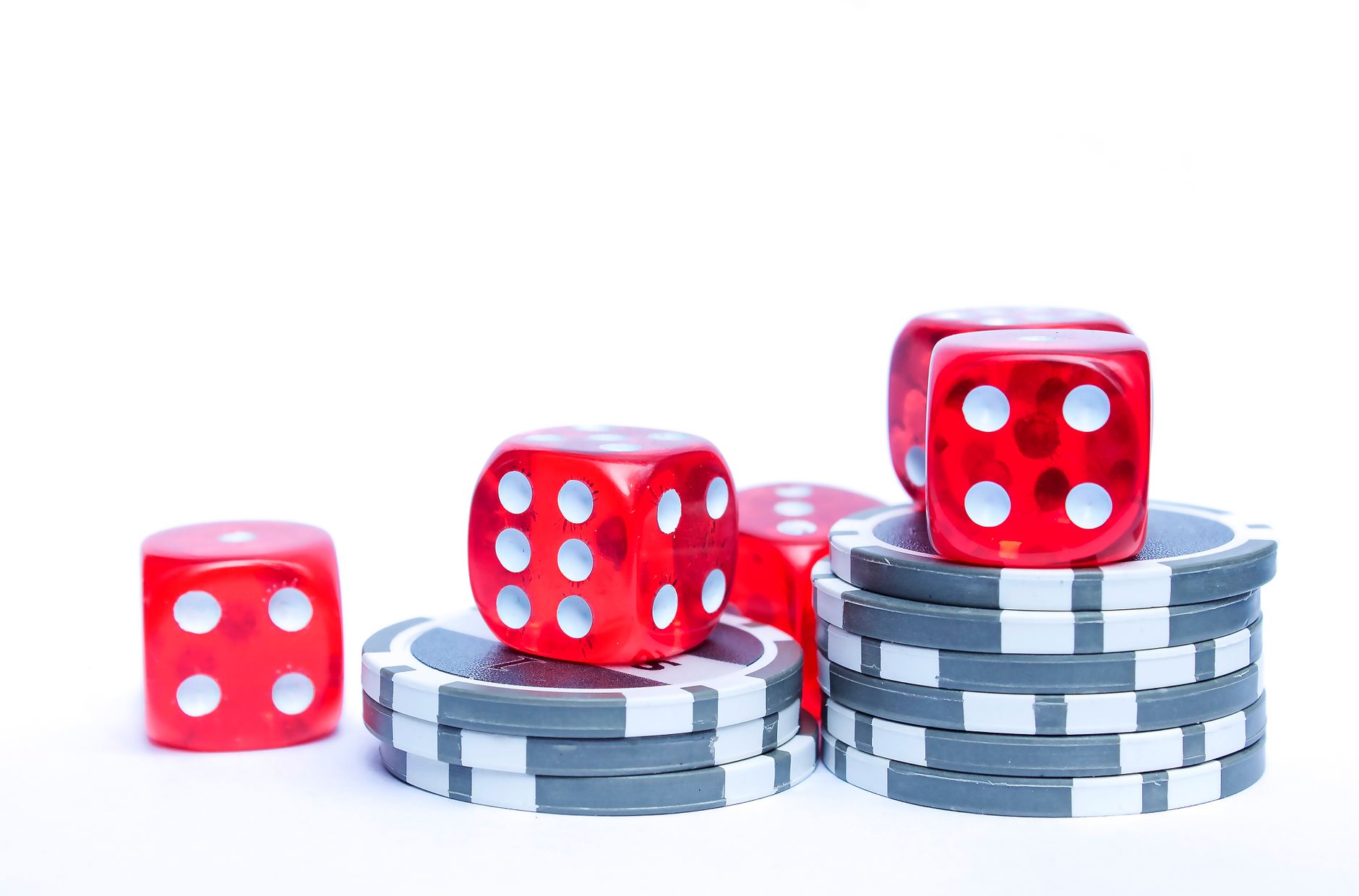 Dés rouges empilés à côté de jetons de poker